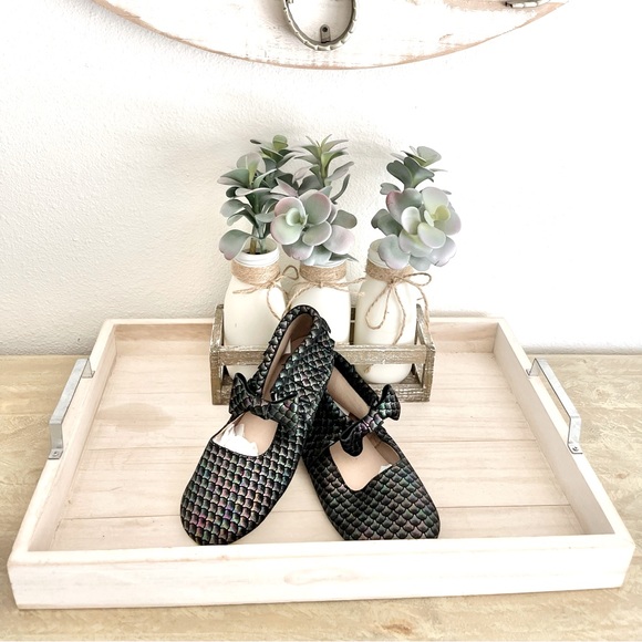 Chameleon Girls Bow Monkey Feet - Picture 2 of 7